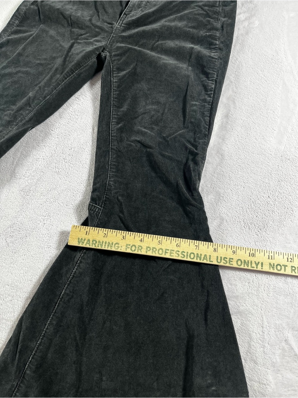 We The Free Women’s Raw Hem Corduroy Bell Bottoms Size 25 Light Black/Dark Gray - Picture 5 of 16